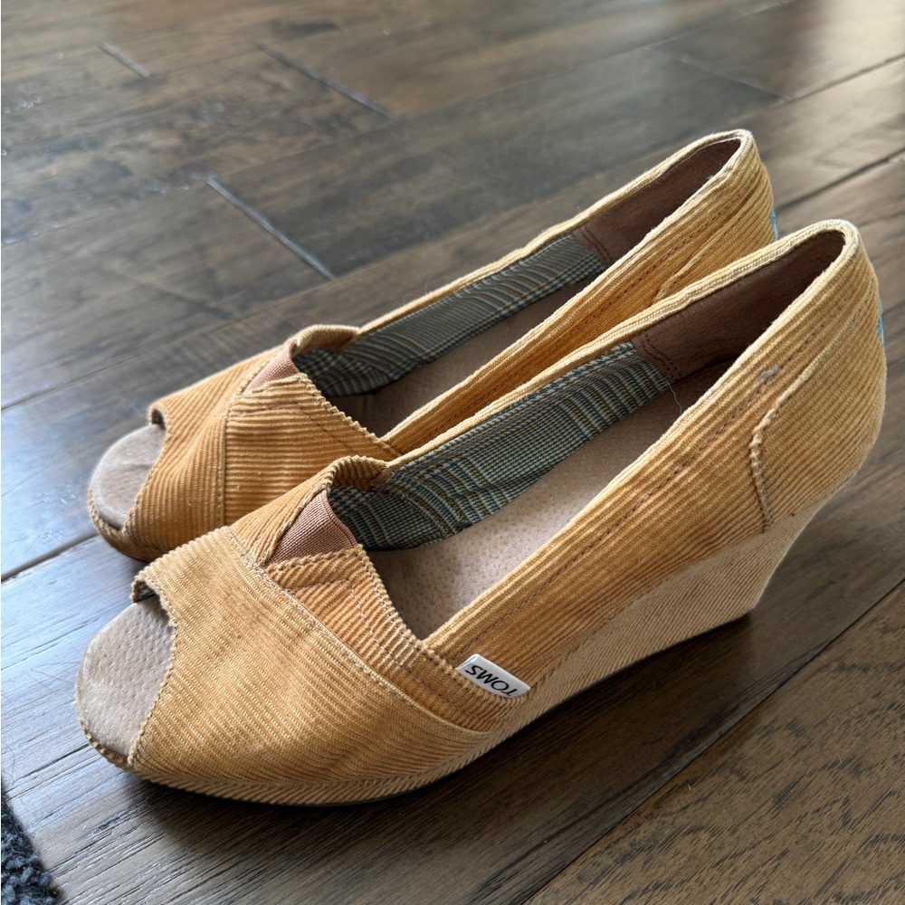 TOMS Women's Corduroy Tan Wedges